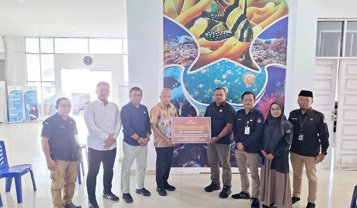 Prosesi penyerahan sisa dana hibah Pilkada oleh KPU Banggai Laut ke Pemda (Ist)