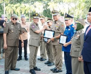 Gubernur Sulteng Anwar Hafid berikan penghargaan ke Kasat Pol-PP Banggai Laut Muh. Lutfi Badar (Istimewa)