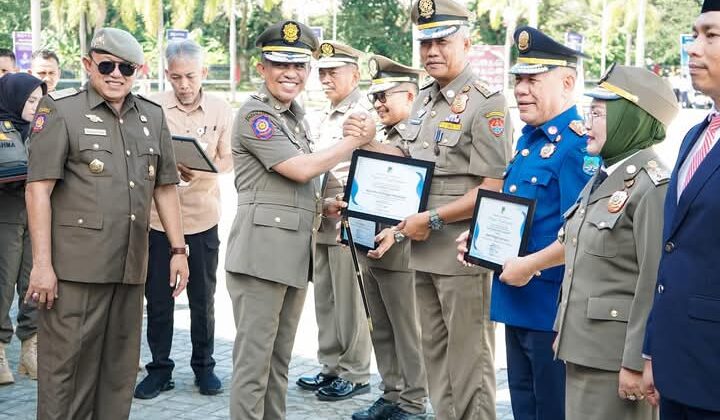 Gubernur Sulteng Anwar Hafid berikan penghargaan ke Kasat Pol-PP Banggai Laut Muh. Lutfi Badar (Istimewa)