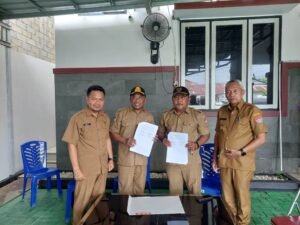 Penandatanganan MoU pengelolaan aset wisata antara Dinas Pariwisata dan Pemdes Pasir Putih (Ist)