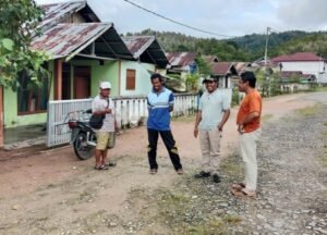 Anggota DPRD Banggai Laut Hidayat Abbas saat mengunjungi desa Lokotoy, Banggai Utara (Ist)
