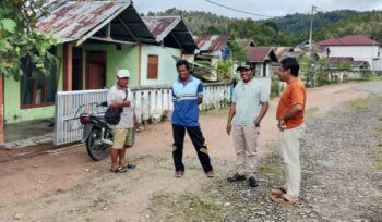 Anggota DPRD Banggai Laut Hidayat Abbas saat mengunjungi desa Lokotoy, Banggai Utara (Ist)