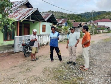 Anggota DPRD Banggai Laut Hidayat Abbas saat mengunjungi desa Lokotoy, Banggai Utara (Ist)