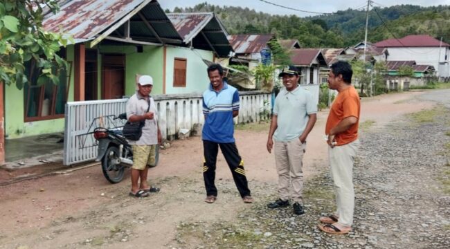 Anggota DPRD Banggai Laut Hidayat Abbas saat mengunjungi desa Lokotoy, Banggai Utara (Ist)