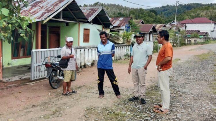 Anggota DPRD Banggai Laut Hidayat Abbas saat mengunjungi desa Lokotoy, Banggai Utara (Ist)