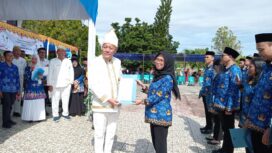 Bupati Banggai Laut Sofyan Kaepa menyerahkan SK CPNS, Jumat 2 Mei 2025 (Foto:Nomo/BanggaiTerkini)