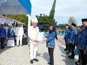 Bupati Banggai Laut Sofyan Kaepa menyerahkan SK CPNS, Jumat 2 Mei 2025 (Foto:Nomo/BanggaiTerkini)