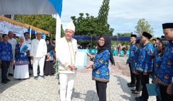 Bupati Banggai Laut Sofyan Kaepa menyerahkan SK CPNS, Jumat 2 Mei 2025 (Foto:Nomo/BanggaiTerkini)