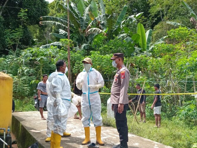 
					Tim ekshumasi usai membongkar jenaza Ryan Nugraha alias Bekam (Foto: Nomo/BanggaiTerkini)