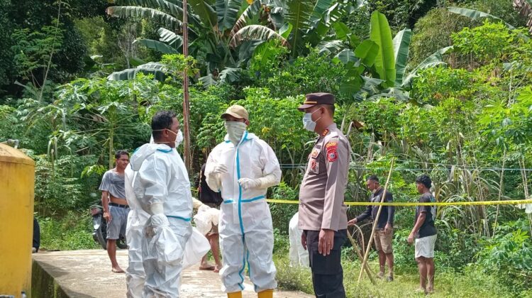 Tim ekshumasi usai membongkar jenaza Ryan Nugraha alias Bekam (Foto: Nomo/BanggaiTerkini)