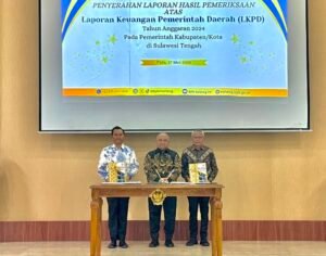 Bupati Banggai Laut Sofyan Kaepa dan Ketua DPRD Patwan Kuba bersama Ketua BPK Perwakilan Sulawesi Tengah I Putu Wisudhantara (Foto: Istimewa)
