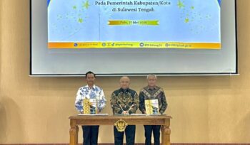 Bupati Banggai Laut Sofyan Kaepa dan Ketua DPRD Patwan Kuba bersama Ketua BPK Perwakilan Sulawesi Tengah I Putu Wisudhantara (Foto: Istimewa)