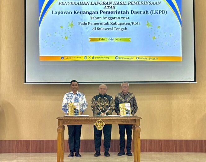 
					Bupati Banggai Laut Sofyan Kaepa dan Ketua DPRD Patwan Kuba bersama Ketua BPK Perwakilan Sulawesi Tengah I Putu Wisudhantara (Foto: Istimewa)