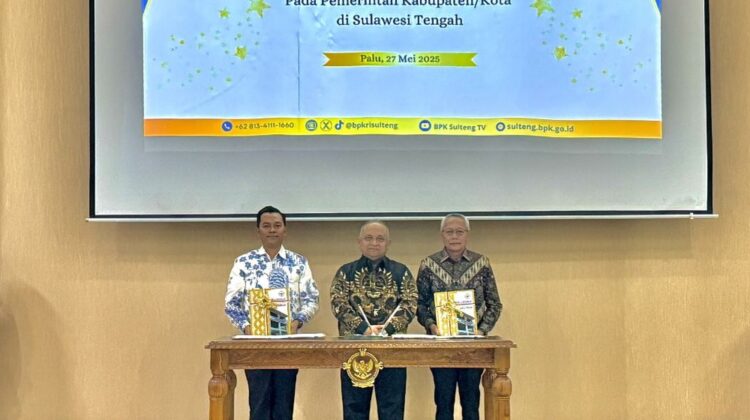 Bupati Banggai Laut Sofyan Kaepa dan Ketua DPRD Patwan Kuba bersama Ketua BPK Perwakilan Sulawesi Tengah I Putu Wisudhantara (Foto: Istimewa)