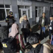 Kepala Biro Dukungan Strategis Pimpinan (BDSP) dan Juru Bicara Kemlu RI Rolliansyah Soemirat, yang awal tahun ini dilantik sebagai Duta Besar RI untuk Iran, mendampingi sejumlah WNI yang dievakuasi sampai ke Kota Astara di perbatasan Iran-Azerbaijan pada Sabtu (21/6/2025). (Dok.Kemlu RI)