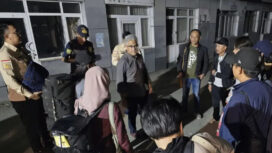 Kepala Biro Dukungan Strategis Pimpinan (BDSP) dan Juru Bicara Kemlu RI Rolliansyah Soemirat, yang awal tahun ini dilantik sebagai Duta Besar RI untuk Iran, mendampingi sejumlah WNI yang dievakuasi sampai ke Kota Astara di perbatasan Iran-Azerbaijan pada Sabtu (21/6/2025). (Dok.Kemlu RI)