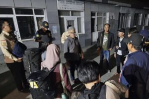 Kepala Biro Dukungan Strategis Pimpinan (BDSP) dan Juru Bicara Kemlu RI Rolliansyah Soemirat, yang awal tahun ini dilantik sebagai Duta Besar RI untuk Iran, mendampingi sejumlah WNI yang dievakuasi sampai ke Kota Astara di perbatasan Iran-Azerbaijan pada Sabtu (21/6/2025). (Dok.Kemlu RI)