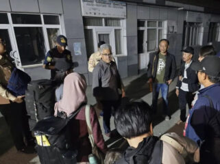 Kepala Biro Dukungan Strategis Pimpinan (BDSP) dan Juru Bicara Kemlu RI Rolliansyah Soemirat, yang awal tahun ini dilantik sebagai Duta Besar RI untuk Iran, mendampingi sejumlah WNI yang dievakuasi sampai ke Kota Astara di perbatasan Iran-Azerbaijan pada Sabtu (21/6/2025). (Dok.Kemlu RI)