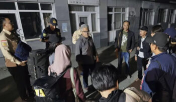 Kepala Biro Dukungan Strategis Pimpinan (BDSP) dan Juru Bicara Kemlu RI Rolliansyah Soemirat, yang awal tahun ini dilantik sebagai Duta Besar RI untuk Iran, mendampingi sejumlah WNI yang dievakuasi sampai ke Kota Astara di perbatasan Iran-Azerbaijan pada Sabtu (21/6/2025). (Dok.Kemlu RI)