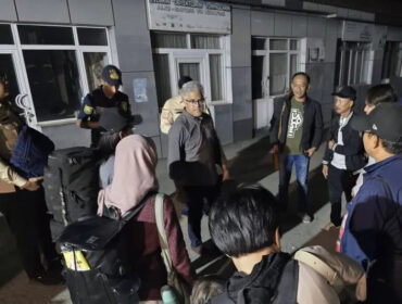 Kepala Biro Dukungan Strategis Pimpinan (BDSP) dan Juru Bicara Kemlu RI Rolliansyah Soemirat, yang awal tahun ini dilantik sebagai Duta Besar RI untuk Iran, mendampingi sejumlah WNI yang dievakuasi sampai ke Kota Astara di perbatasan Iran-Azerbaijan pada Sabtu (21/6/2025). (Dok.Kemlu RI)