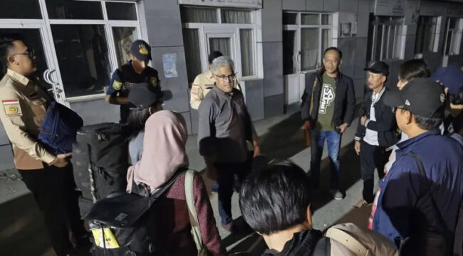 Kepala Biro Dukungan Strategis Pimpinan (BDSP) dan Juru Bicara Kemlu RI Rolliansyah Soemirat, yang awal tahun ini dilantik sebagai Duta Besar RI untuk Iran, mendampingi sejumlah WNI yang dievakuasi sampai ke Kota Astara di perbatasan Iran-Azerbaijan pada Sabtu (21/6/2025). (Dok.Kemlu RI)