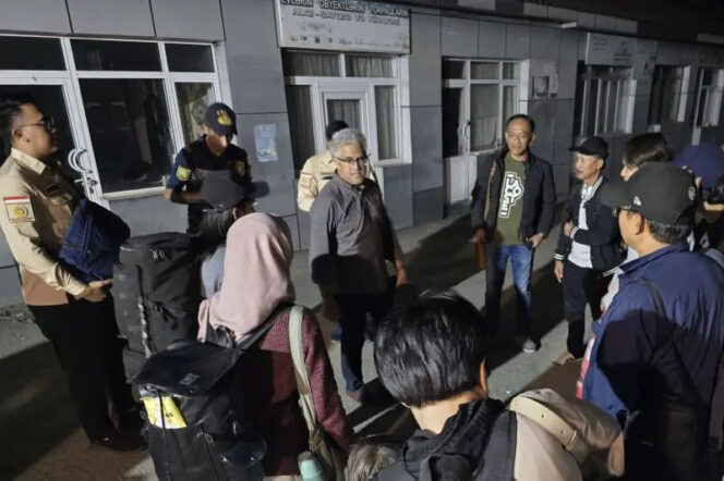 
					Kepala Biro Dukungan Strategis Pimpinan (BDSP) dan Juru Bicara Kemlu RI Rolliansyah Soemirat, yang awal tahun ini dilantik sebagai Duta Besar RI untuk Iran, mendampingi sejumlah WNI yang dievakuasi sampai ke Kota Astara di perbatasan Iran-Azerbaijan pada Sabtu (21/6/2025). (Dok.Kemlu RI)