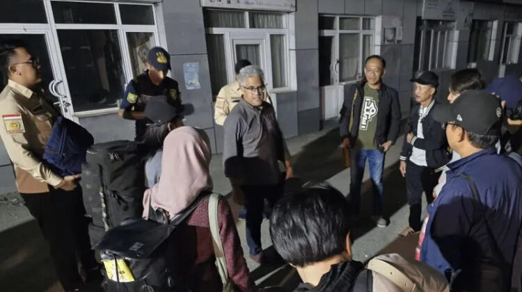 Kepala Biro Dukungan Strategis Pimpinan (BDSP) dan Juru Bicara Kemlu RI Rolliansyah Soemirat, yang awal tahun ini dilantik sebagai Duta Besar RI untuk Iran, mendampingi sejumlah WNI yang dievakuasi sampai ke Kota Astara di perbatasan Iran-Azerbaijan pada Sabtu (21/6/2025). (Dok.Kemlu RI)