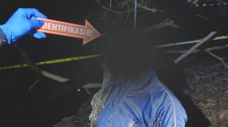 Olah TKP penemuan jenazah gantung diri di Desa Sosom, Bulagi, Banggai Kepulauan (Ist)