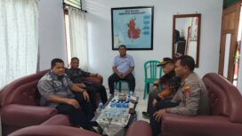 Wakil Bupati Ablit, Kepala BPKAD Hasbullah Talaba, Kepala Bapperida A.R Pandei dan Kepala Kesbangpol Saiful U.Usuria saat berada di Mapolsek Banggai (Ist)