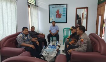 Wakil Bupati Ablit, Kepala BPKAD Hasbullah Talaba, Kepala Bapperida A.R Pandei dan Kepala Kesbangpol Saiful U.Usuria saat berada di Mapolsek Banggai (Ist)