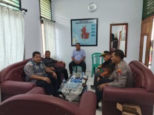 Wakil Bupati Ablit, Kepala BPKAD Hasbullah Talaba, Kepala Bapperida A.R Pandei dan Kepala Kesbangpol Saiful U.Usuria saat berada di Mapolsek Banggai (Ist)