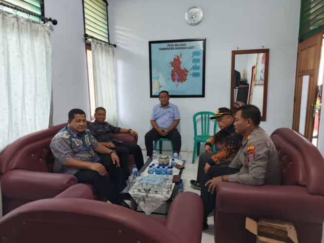 
					Wakil Bupati Ablit, Kepala BPKAD Hasbullah Talaba, Kepala Bapperida A.R Pandei dan Kepala Kesbangpol Saiful U.Usuria saat berada di Mapolsek Banggai (Ist)