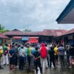 Keluarga dan simpatisan Bupati Sofyan Kaepa berada di Mapolsek Banggai (Ist)