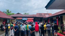 Keluarga dan simpatisan Bupati Sofyan Kaepa berada di Mapolsek Banggai (Ist)