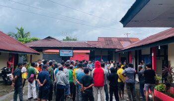 Keluarga dan simpatisan Bupati Sofyan Kaepa berada di Mapolsek Banggai (Ist)