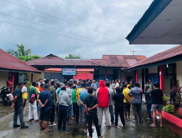 Keluarga dan simpatisan Bupati Sofyan Kaepa berada di Mapolsek Banggai (Ist)