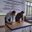 Ketua DPRD Banggai Laut Patwan Kuba bersama Kepala Kejari Reinhard Tololiu menandatangani kerjasama pendampingan hukum, (Foto: Nomo/BanggaiTerkini)