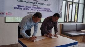 Ketua DPRD Banggai Laut Patwan Kuba bersama Kepala Kejari Reinhard Tololiu menandatangani kerjasama pendampingan hukum, (Foto: Nomo/BanggaiTerkini)