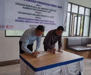 Ketua DPRD Banggai Laut Patwan Kuba bersama Kepala Kejari Reinhard Tololiu menandatangani kerjasama pendampingan hukum, (Foto: Nomo/BanggaiTerkini)
