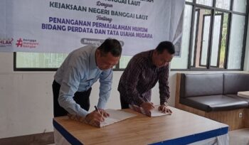 Ketua DPRD Banggai Laut Patwan Kuba bersama Kepala Kejari Reinhard Tololiu menandatangani kerjasama pendampingan hukum, (Foto: Nomo/BanggaiTerkini)