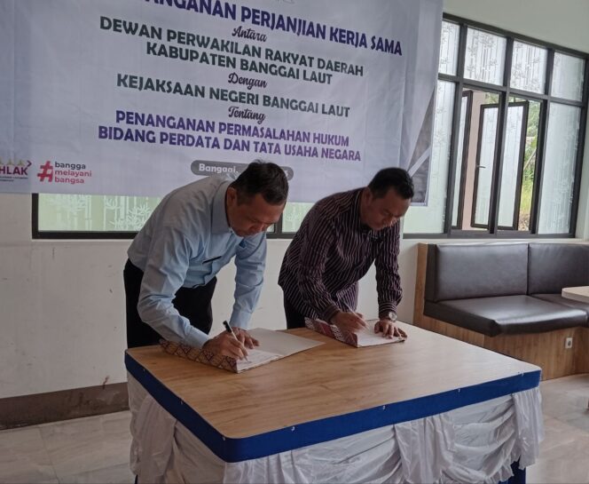 
					Ketua DPRD Banggai Laut Patwan Kuba bersama Kepala Kejari Reinhard Tololiu menandatangani kerjasama pendampingan hukum, (Foto: Nomo/BanggaiTerkini)