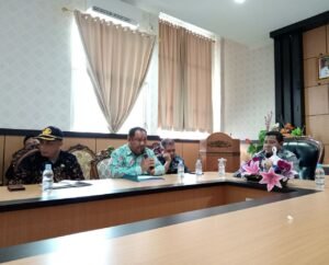 Kepala BPKAD Hasbullah Talaba mengklarifikasi informasi atas tudingan dugaan penyalagunaan APBD Banggai Laut (Foto:Nomo/BanggaiTerkini)
