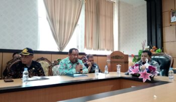 Kepala BPKAD Hasbullah Talaba mengklarifikasi informasi atas tudingan dugaan penyalagunaan APBD Banggai Laut (Foto:Nomo/BanggaiTerkini)