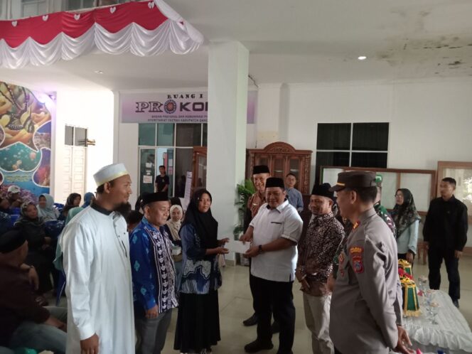 
					Wakil Bupati Banggai Laut Ablit H.Ilyas saat melepas kafilah Banggai Laut ke STQH XXVII tingkat Provinsi di Kabupaten Poso (Foto:Nomo/BanggaiTerkini)