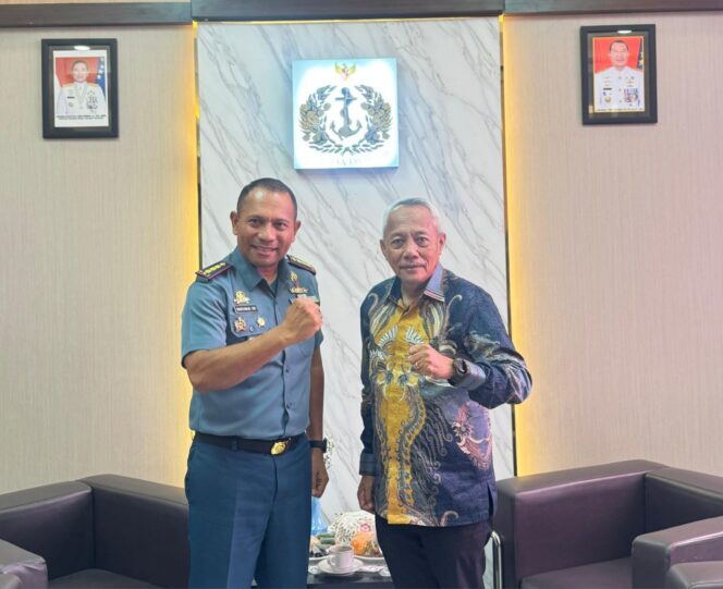 
					Bupati Banggai Laut, Sofyan Kaepa dan Komandan Pangkalan TNI Angkatan Laut (Danlanal) Palu, Kolonel Laut (P) Marthinus Sir (Ist)