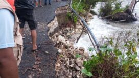 Ruas jalan Desa Lantibung-Taduno nyaris putus akibat diterjang ombak (Dok.BPBD)