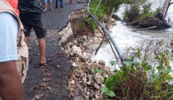 Ruas jalan Desa Lantibung-Taduno nyaris putus akibat diterjang ombak (Dok.BPBD)