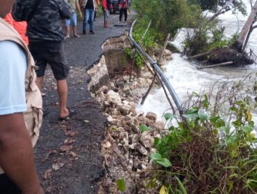 Ruas jalan Desa Lantibung-Taduno nyaris putus akibat diterjang ombak (Dok.BPBD)