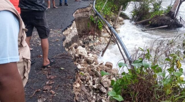 Ruas jalan Desa Lantibung-Taduno nyaris putus akibat diterjang ombak (Dok.BPBD)