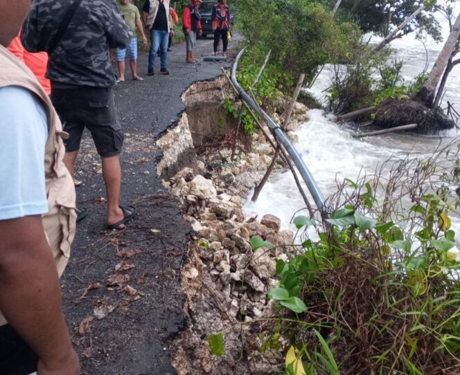 
					Ruas jalan Desa Lantibung-Taduno nyaris putus akibat diterjang ombak (Dok.BPBD)